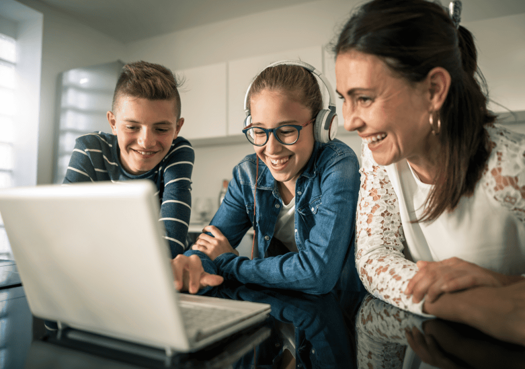 Copii participând la cursuri live online pentru dezvoltare personală și profesională prin mentorat și coaching.