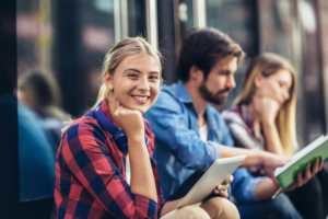 Studentă zâmbitoare în procesul de alegere a universității potrivite